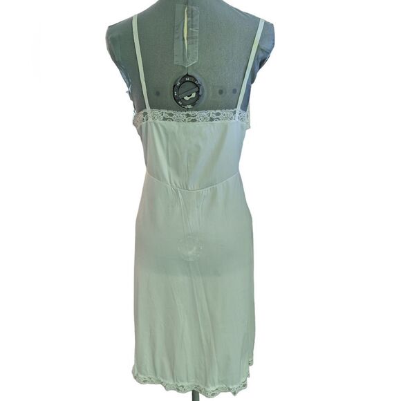 vintage women's 60s white nylon gown slip with lace details - Picture 8 of 8